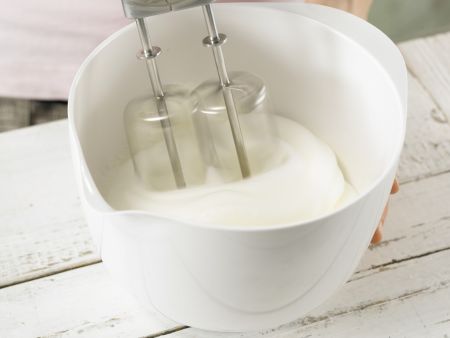 Erdbeer-Tiramisu-Rolle Zubereitung Schritt 2 Erdbeer-Tiramisu-Rolle Zubereitung Schritt 2