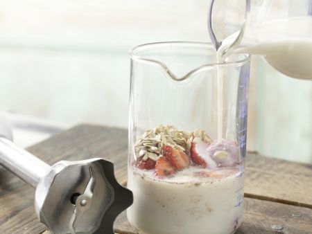 Erdbeer-Trinkmüsli Zubereitung Schritt 2 Erdbeer-Trinkmüsli Zubereitung Schritt 2