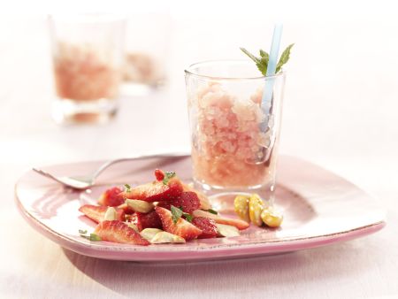 Erdbeersalat mit Mandelkrokant und Granité