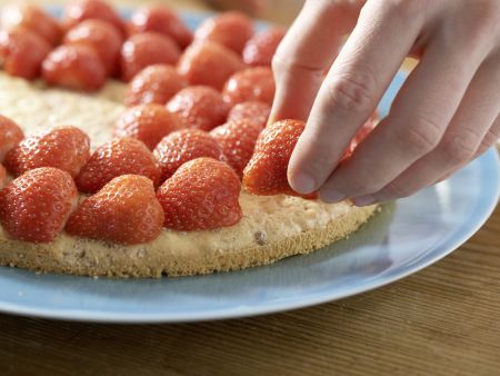Erdbeertorte mit Limettenguss Zubereitung Schritt 6 Erdbeertorte mit Limettenguss Zubereitung Schritt 6