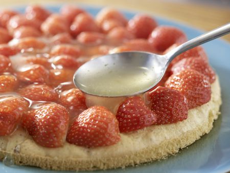 Erdbeertorte mit Limettenguss Zubereitung Schritt 9 Erdbeertorte mit Limettenguss Zubereitung Schritt 9