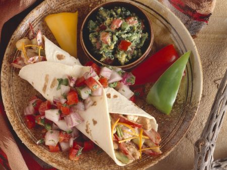 Fajita mit Hähnchen, Guacamole und Salsa