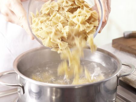 Farfalle-Nudeln mit Spitzkohl Zubereitung Schritt 1 Farfalle-Nudeln mit Spitzkohl Zubereitung Schritt 1