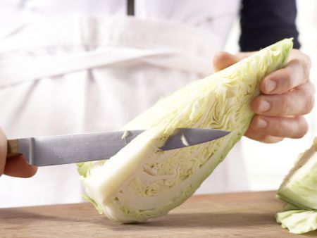 Farfalle-Nudeln mit Spitzkohl Zubereitung Schritt 2 Farfalle-Nudeln mit Spitzkohl Zubereitung Schritt 2