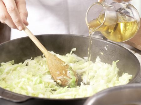 Farfalle-Nudeln mit Spitzkohl Zubereitung Schritt 3 Farfalle-Nudeln mit Spitzkohl Zubereitung Schritt 3