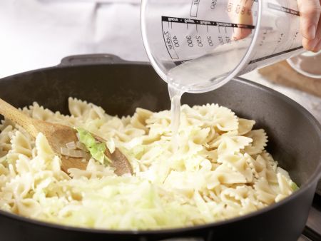 Farfalle-Nudeln mit Spitzkohl Zubereitung Schritt 6 Farfalle-Nudeln mit Spitzkohl Zubereitung Schritt 6