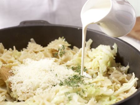 Farfalle-Nudeln mit Spitzkohl Zubereitung Schritt 7 Farfalle-Nudeln mit Spitzkohl Zubereitung Schritt 7