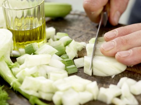 Feine Fenchelcremesuppe Zubereitung Schritt 1 Feine Fenchelcremesuppe Zubereitung Schritt 1
