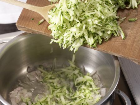 Feine Zucchinicremesuppe Zubereitung Schritt 6 Feine Zucchinicremesuppe Zubereitung Schritt 6