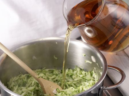 Feine Zucchinicremesuppe Zubereitung Schritt 7 Feine Zucchinicremesuppe Zubereitung Schritt 7