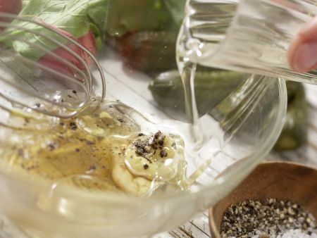 Feldsalat mit Emmentaler Zubereitung Schritt 1 Feldsalat mit Emmentaler Zubereitung Schritt 1