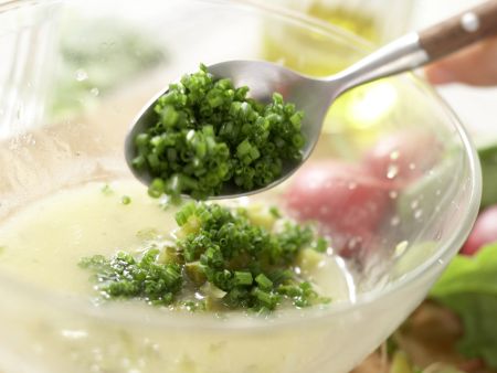 Feldsalat mit Emmentaler Zubereitung Schritt 3 Feldsalat mit Emmentaler Zubereitung Schritt 3