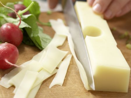Feldsalat mit Emmentaler Zubereitung Schritt 4 Feldsalat mit Emmentaler Zubereitung Schritt 4
