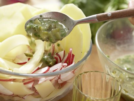 Feldsalat mit Emmentaler Zubereitung Schritt 6 Feldsalat mit Emmentaler Zubereitung Schritt 6