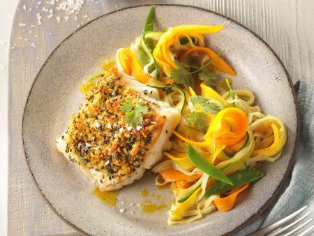 Fischfilet mit Kräuter-Orangen-Kruste und Gemüsestreifen