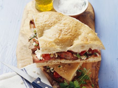 Fladenbrot mit Rinderbraten, Schafskäse und Gemüse