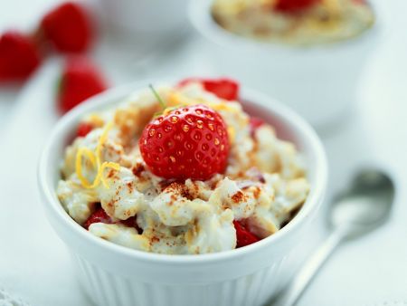 Flammeri von Joghurt und Haferflocken dazu Erdbeeren