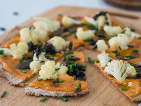 Flammkuchen mit Blumenkohl und Kürbiskernen