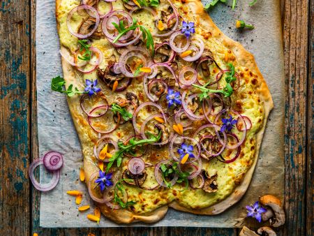 Flammkuchen mit Champignons, Gruyère und Rucola