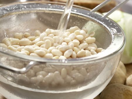 Französische Kohl-Bohnen-Suppe Zubereitung Schritt 2 Französische Kohl-Bohnen-Suppe Zubereitung Schritt 2