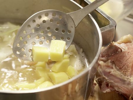 Französische Kohl-Bohnen-Suppe Zubereitung Schritt 8 Französische Kohl-Bohnen-Suppe Zubereitung Schritt 8