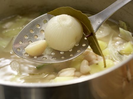 Französische Kohl-Bohnen-Suppe Zubereitung Schritt 9 Französische Kohl-Bohnen-Suppe Zubereitung Schritt 9