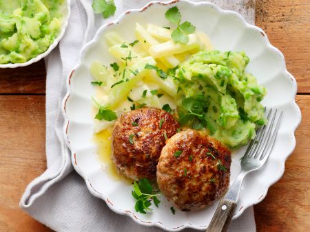 Frikadellen mit Rahmkohlrabi und Kartoffel-Erbsen-Püree