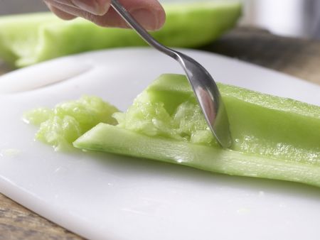 Frischkäse-Gurken-Aufstrich Zubereitung Schritt 1 Frischkäse-Gurken-Aufstrich Zubereitung Schritt 1