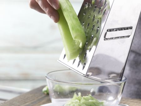 Frischkäse-Gurken-Aufstrich Zubereitung Schritt 2 Frischkäse-Gurken-Aufstrich Zubereitung Schritt 2