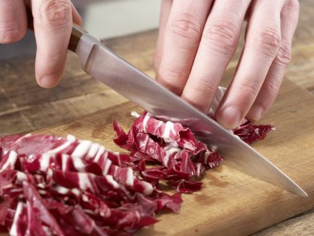 Frischkäsebällchen auf Salat Zubereitung Schritt 1 Frischkäsebällchen auf Salat Zubereitung Schritt 1