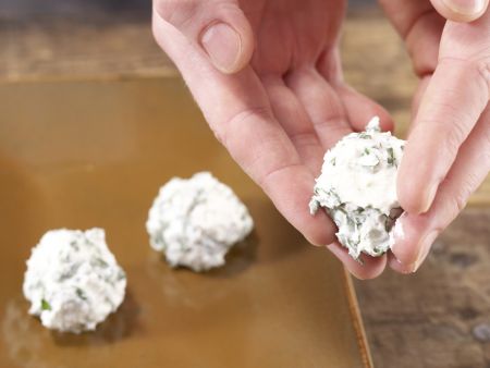 Frischkäsebällchen auf Salat Zubereitung Schritt 8 Frischkäsebällchen auf Salat Zubereitung Schritt 8