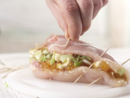 Fruchtig gefüllte Hähnchenbrust Zubereitung Schritt 8 Fruchtig gefüllte Hähnchenbrust Zubereitung Schritt 8