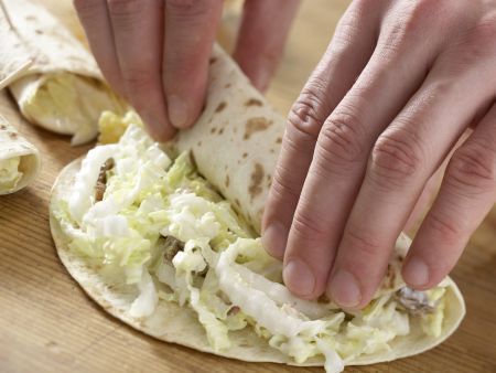 Fruchtige Chinakohl-Wraps Zubereitung Schritt 7 Fruchtige Chinakohl-Wraps Zubereitung Schritt 7