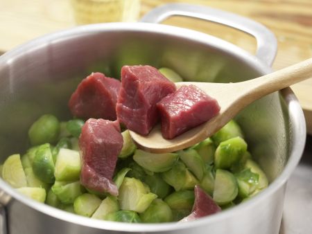 Fruchtiger Rosenkohl-Rindfleisch-Brei Zubereitung Schritt 2 Fruchtiger Rosenkohl-Rindfleisch-Brei Zubereitung Schritt 2