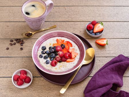 Frühstücks-Buchweizen-Porridge mit Beerenobst und Erdmandeln | Video