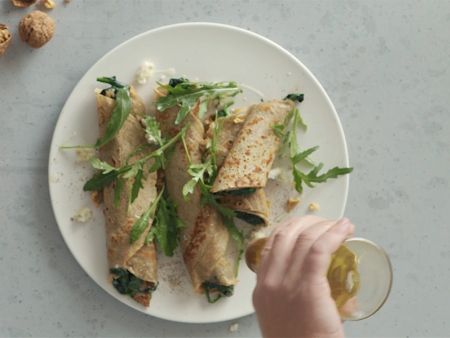 Galette mit Buchweizen, Spinat und Gorgonzola zubereiten