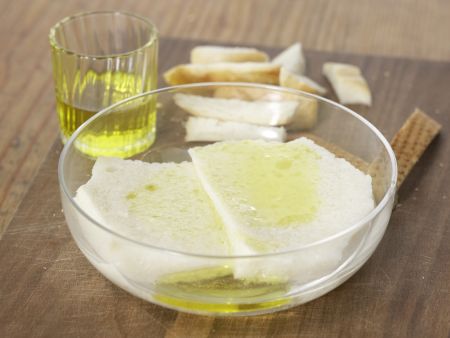 Gazpacho mit Weißbrot Zubereitung Schritt 1 Gazpacho mit Weißbrot Zubereitung Schritt 1