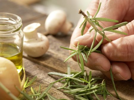 Gebackene Rosmarinkartoffeln Zubereitung Schritt 1 Gebackene Rosmarinkartoffeln Zubereitung Schritt 1
