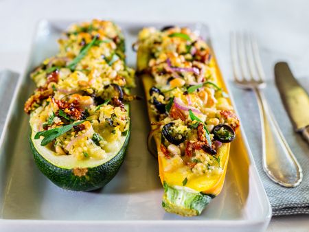 Gebackene Zucchini mit Couscous und Oliven