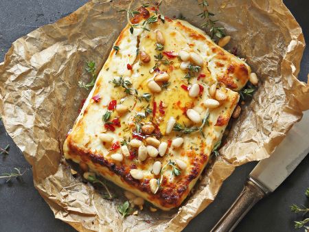 Gebackener Feta mit Pinienkernen