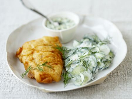 Gebackenes Fischfilet mit Gurken-Joghurt-Salat