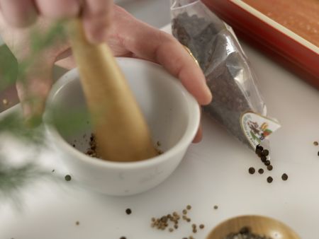 Gebeizte Lachsforelle Zubereitung Schritt 4 Gebeizte Lachsforelle Zubereitung Schritt 4