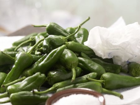 Gebratene Mini-Paprika Zubereitung Schritt 1 Gebratene Mini-Paprika Zubereitung Schritt 1