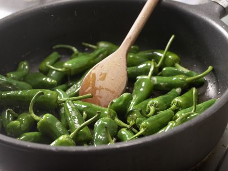 Gebratene Mini-Paprika Zubereitung Schritt 2 Gebratene Mini-Paprika Zubereitung Schritt 2