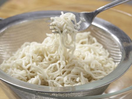 Bratnudeln Zubereitung Schritt 1 Bratnudeln Zubereitung Schritt 1