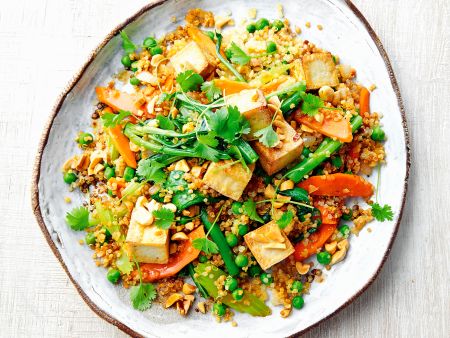 Gebratene Quinoa mit Tofu