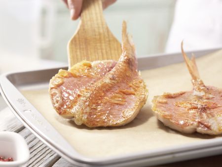 Gebratene Rotbarbenfilets Zubereitung Schritt 4 Gebratene Rotbarbenfilets Zubereitung Schritt 4
