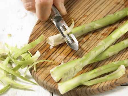 Gebratener grüner Spargel Zubereitung Schritt 1 Gebratener grüner Spargel Zubereitung Schritt 1