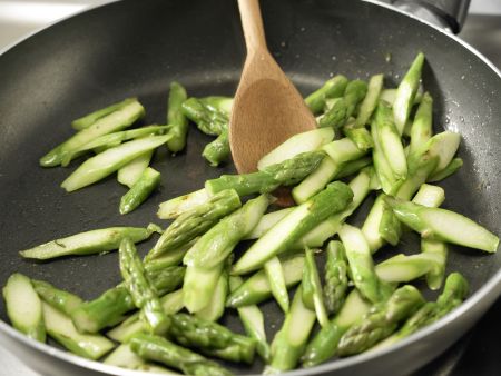 Gebratener grüner Spargel Zubereitung Schritt 3 Gebratener grüner Spargel Zubereitung Schritt 3
