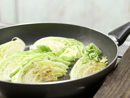 Gebratener Spitzkohl Zubereitung Schritt 4 Gebratener Spitzkohl Zubereitung Schritt 4